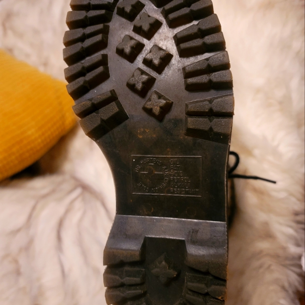 Close to new White Dr. Martens. ONLY worn a handful, about 6 times.